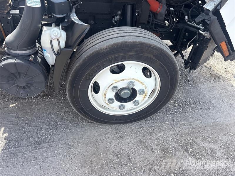 Chevrolet 5500XD 4x2 Van Truck 厢式货车