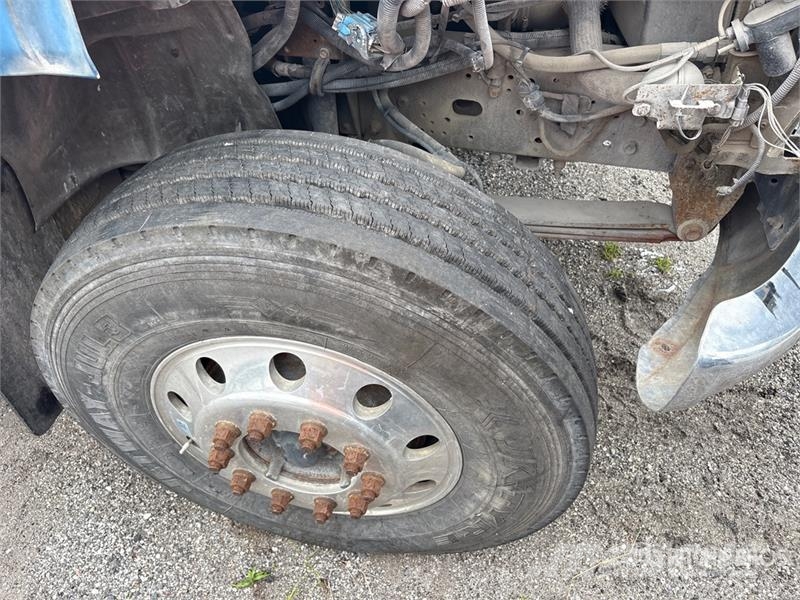 Chevrolet 7500 4x2 Cab and Chassis Cabins and interior