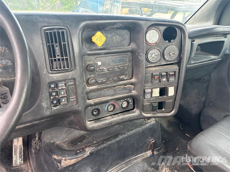 Chevrolet 7500 4x2 Cab and Chassis Cabins and interior