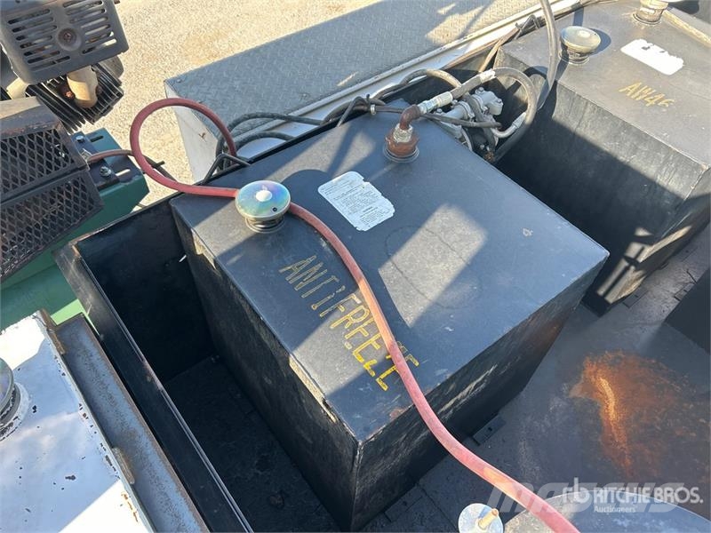 Chevrolet C4500 4x2 Fuel and Lube Truck Cysterna