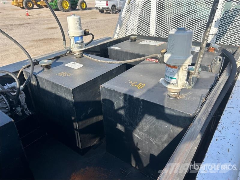 Chevrolet C4500 4x2 Fuel and Lube Truck Cysterna