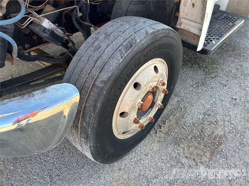 Chevrolet C4500 4x2 Fuel and Lube Truck Cysterna