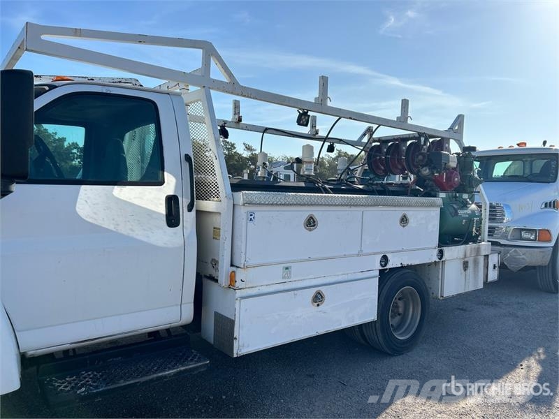 Chevrolet C4500 4x2 Fuel and Lube Truck Cysterna
