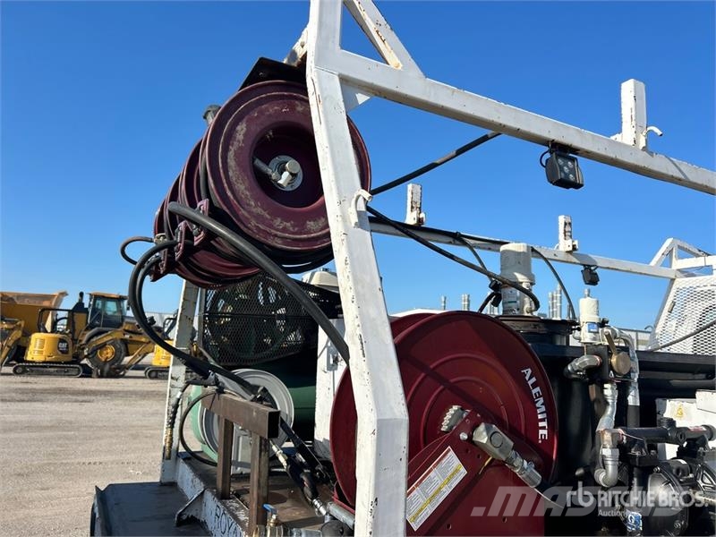Chevrolet C4500 4x2 Fuel and Lube Truck Cysterna