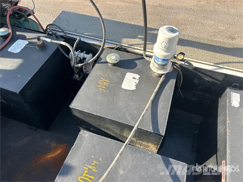 Chevrolet C4500 4x2 Fuel and Lube Truck Cysterna