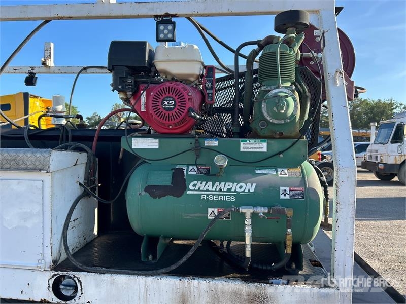 Chevrolet C4500 4x2 Fuel and Lube Truck Cysterna