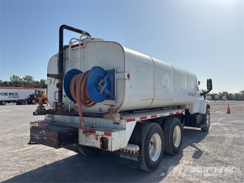 Chevrolet C8500 4000 gal 6x4 Water Truck Vattentankbilar