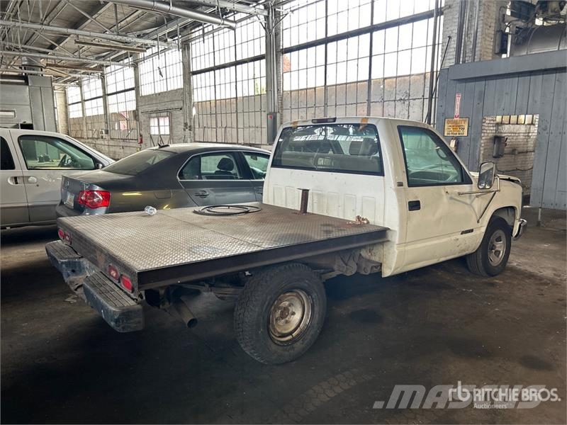 Chevrolet Cheyenne 1500 4x2 Flatbed Truck Вантажівки-платформи/бокове розвантаження