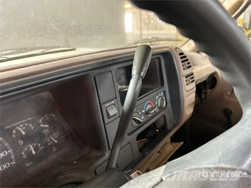 Chevrolet Cheyenne 1500 4x2 Flatbed Truck Вантажівки-платформи/бокове розвантаження