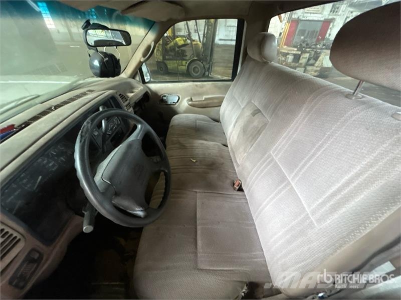 Chevrolet Cheyenne 1500 4x2 Flatbed Truck Вантажівки-платформи/бокове розвантаження