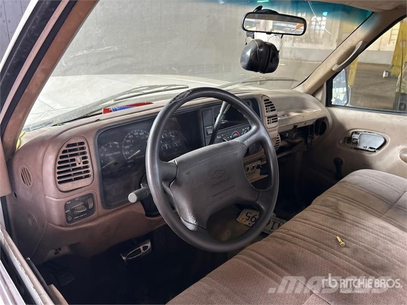 Chevrolet Cheyenne 1500 4x2 Flatbed Truck Вантажівки-платформи/бокове розвантаження