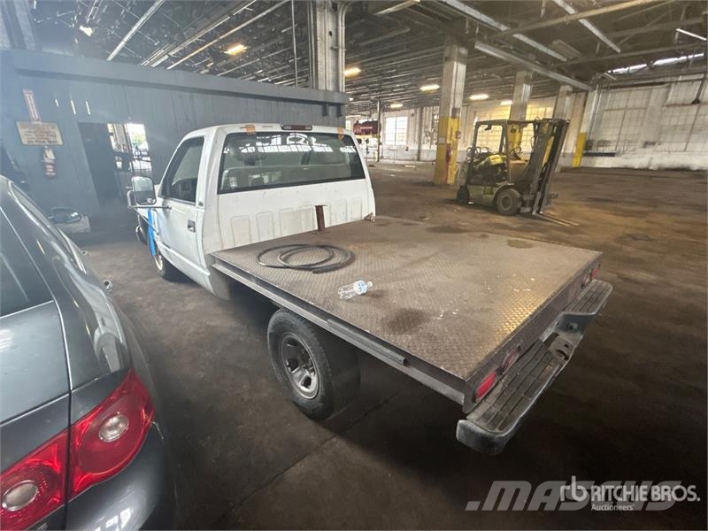 Chevrolet Cheyenne 1500 4x2 Flatbed Truck Вантажівки-платформи/бокове розвантаження