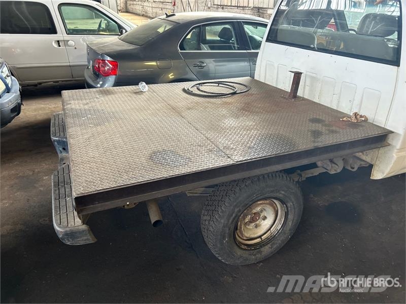 Chevrolet Cheyenne 1500 4x2 Flatbed Truck Вантажівки-платформи/бокове розвантаження