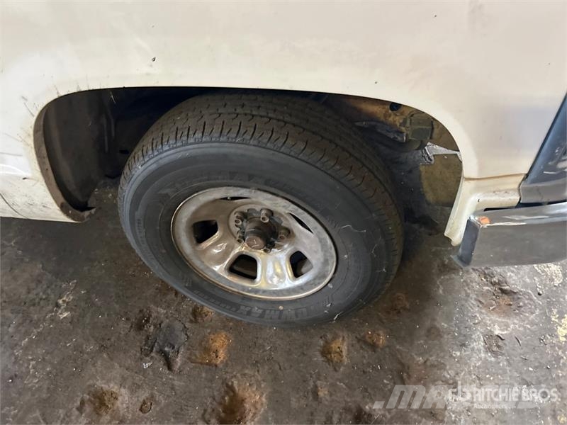 Chevrolet Cheyenne 1500 4x2 Flatbed Truck Вантажівки-платформи/бокове розвантаження