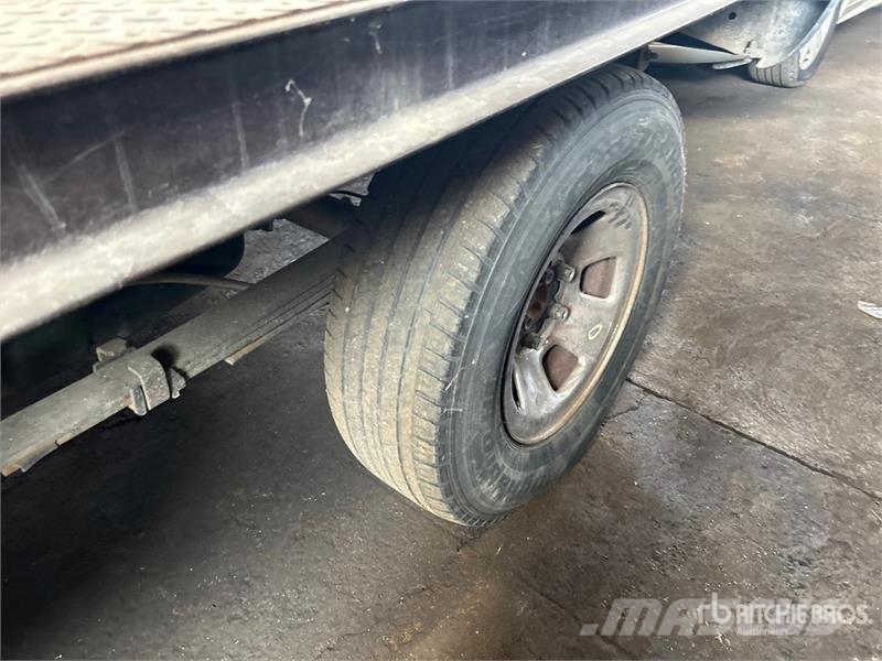Chevrolet Cheyenne 1500 4x2 Flatbed Truck Вантажівки-платформи/бокове розвантаження