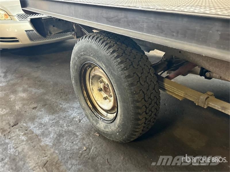 Chevrolet Cheyenne 1500 4x2 Flatbed Truck Вантажівки-платформи/бокове розвантаження
