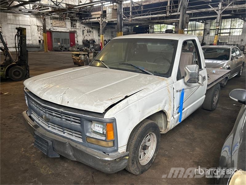 Chevrolet Cheyenne 1500 4x2 Flatbed Truck Вантажівки-платформи/бокове розвантаження