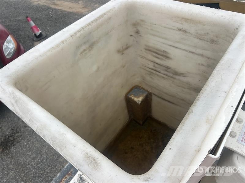 Chevrolet ETC37IH 37 ft on Chevrolet Silverado 6500HD 4x4 Bu Bilmontert lift