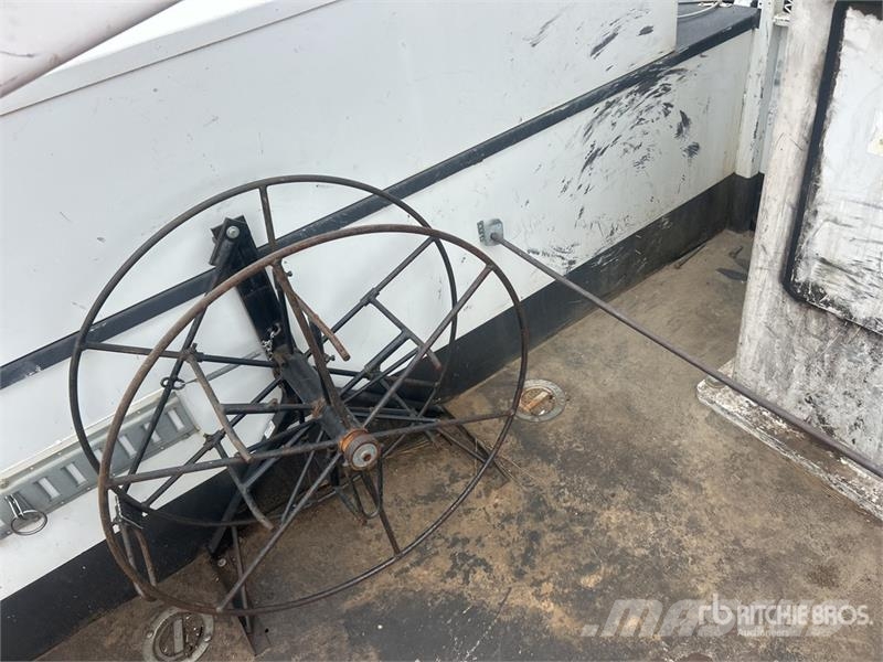 Chevrolet ETC37IH 37 ft on Chevrolet Silverado 6500HD 4x4 Bu Bilmontert lift