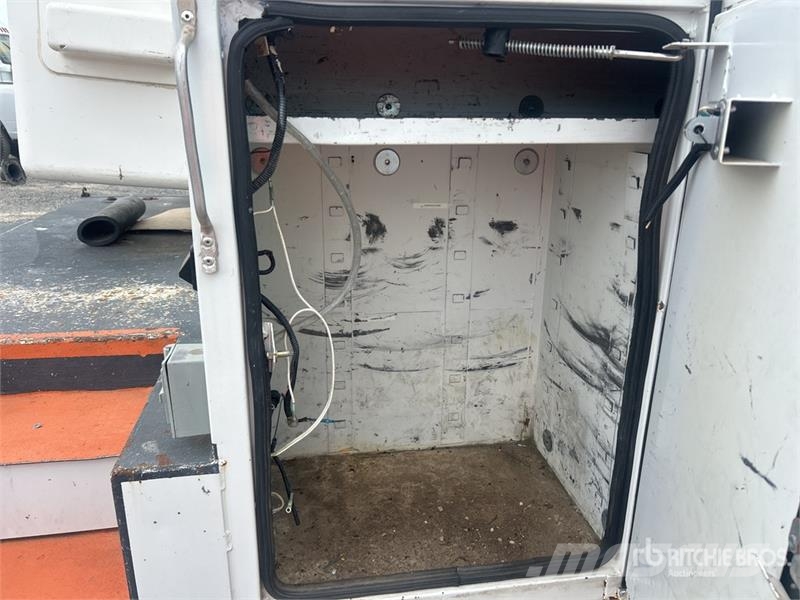 Chevrolet ETC37IH 37 ft on Chevrolet Silverado 6500HD 4x4 Bu Bilmontert lift
