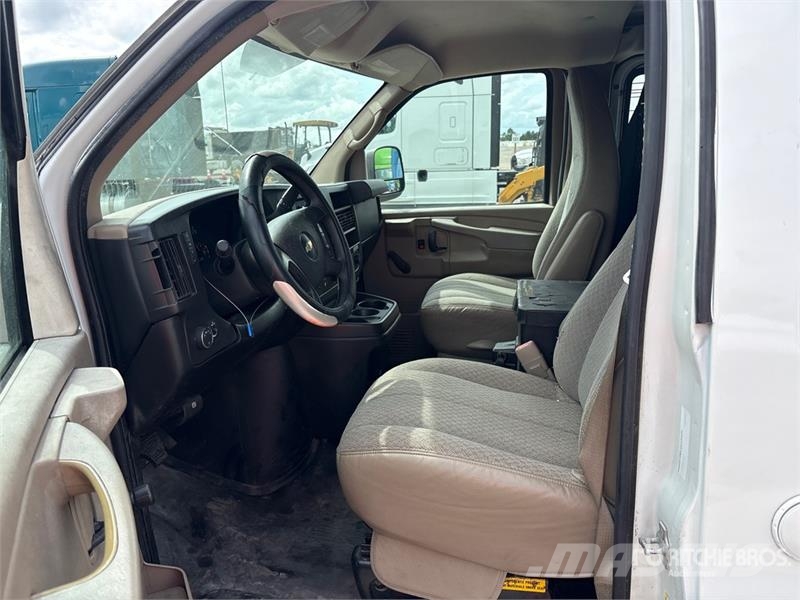 Chevrolet Express 2500 Cargo Van パネルバン