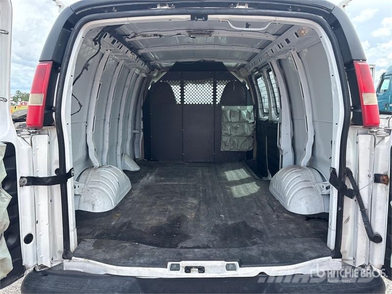 Chevrolet Express 2500 Cargo Van パネルバン