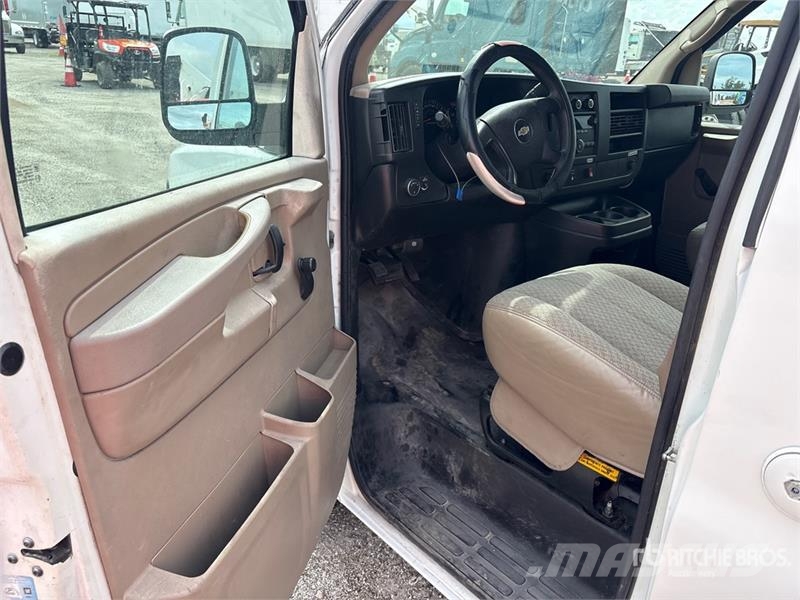 Chevrolet Express 2500 Cargo Van パネルバン