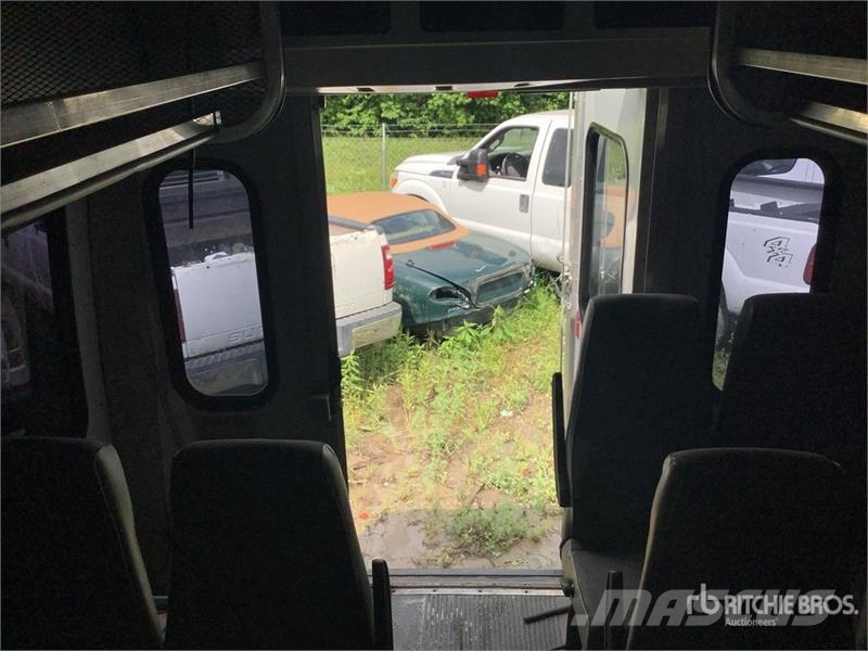 Chevrolet Express 3500 4x2 14-Seat Transit Bus (Inoperable) حافلة صغيرة