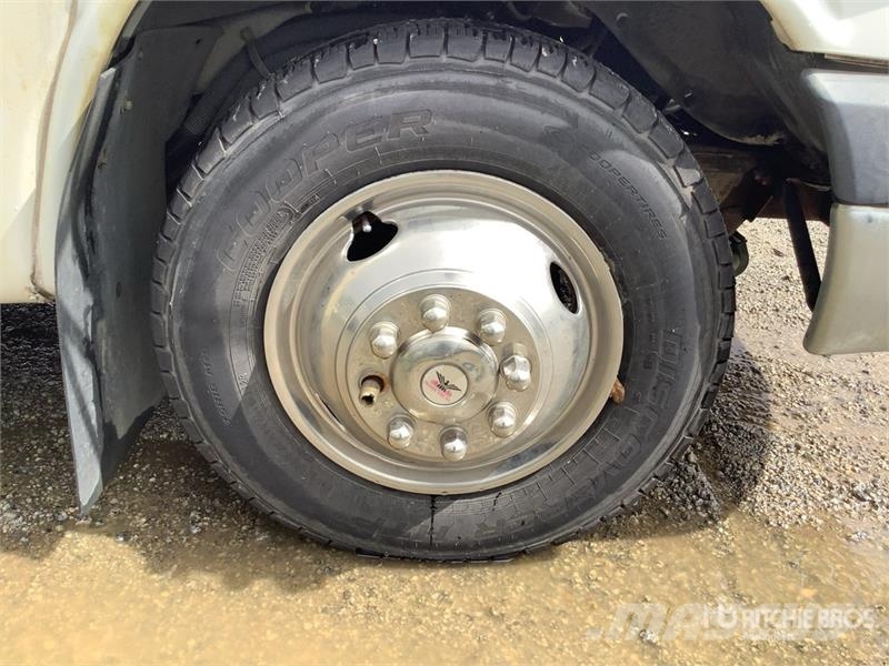 Chevrolet Express 3500 4x2 14-Seat Transit Bus (Inoperable) حافلة صغيرة