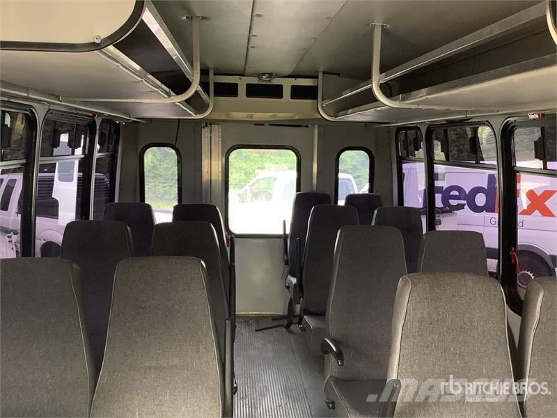 Chevrolet Express 3500 4x2 14-Seat Transit Bus (Inoperable) حافلة صغيرة
