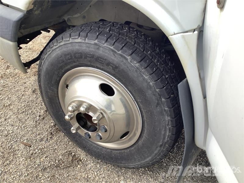 Chevrolet Express 3500 4x2 14-Seat Transit Bus (Inoperable) حافلة صغيرة