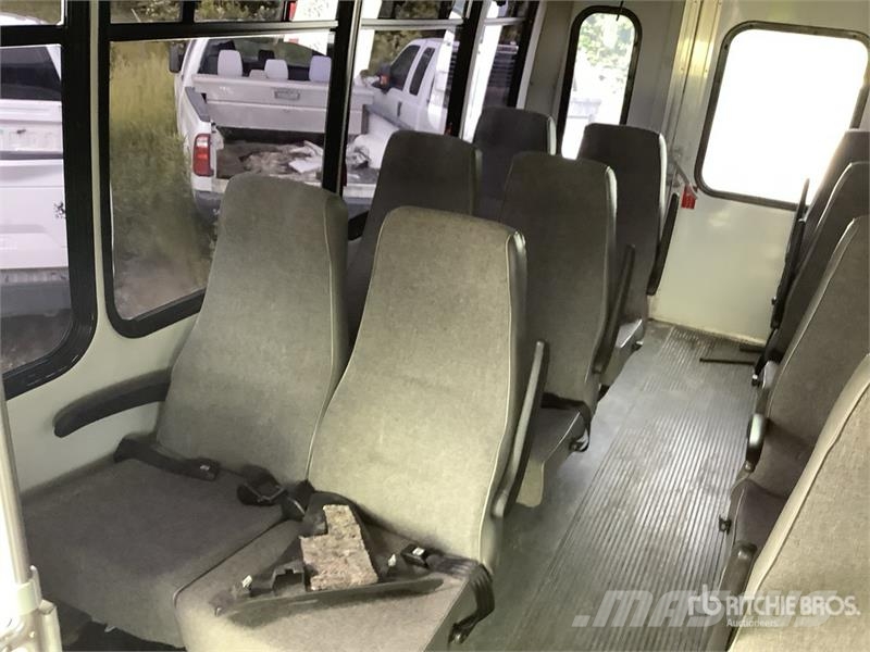 Chevrolet Express 3500 4x2 14-Seat Transit Bus (Inoperable) حافلة صغيرة