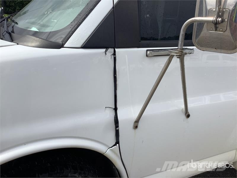Chevrolet Express 3500 4x2 14-Seat Transit Bus (Inoperable) حافلة صغيرة