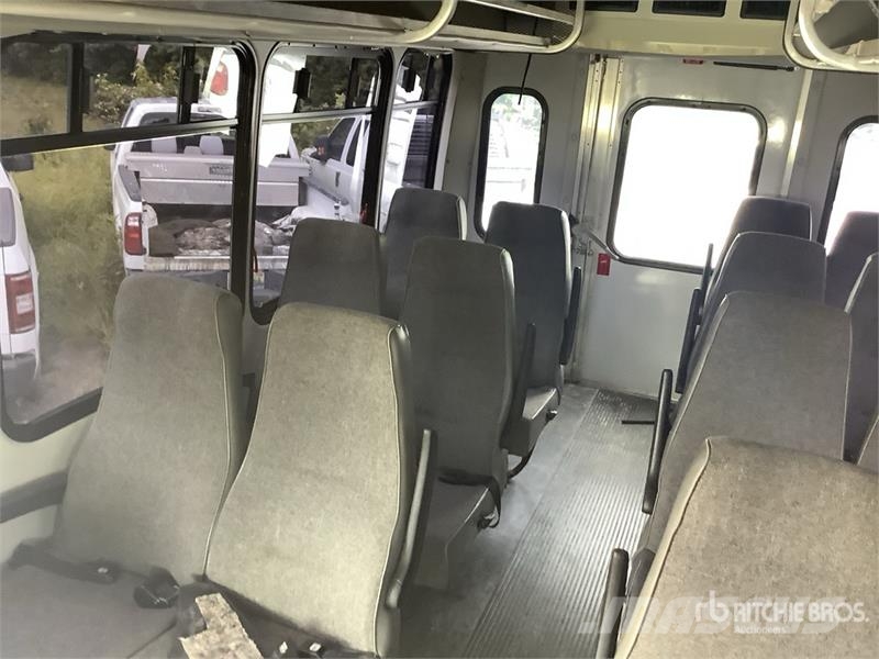 Chevrolet Express 3500 4x2 14-Seat Transit Bus (Inoperable) حافلة صغيرة