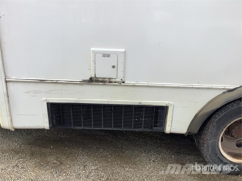 Chevrolet Express 3500 4x2 14-Seat Transit Bus (Inoperable) حافلة صغيرة