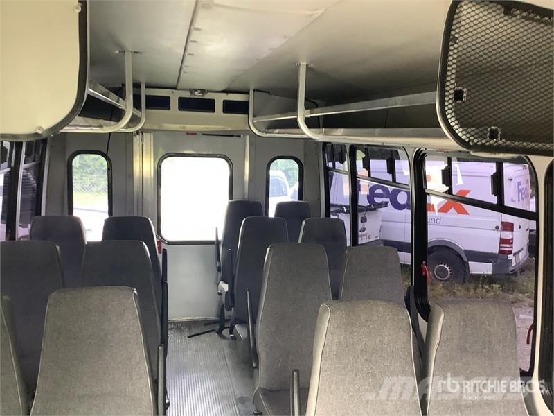 Chevrolet Express 3500 4x2 14-Seat Transit Bus (Inoperable) حافلة صغيرة