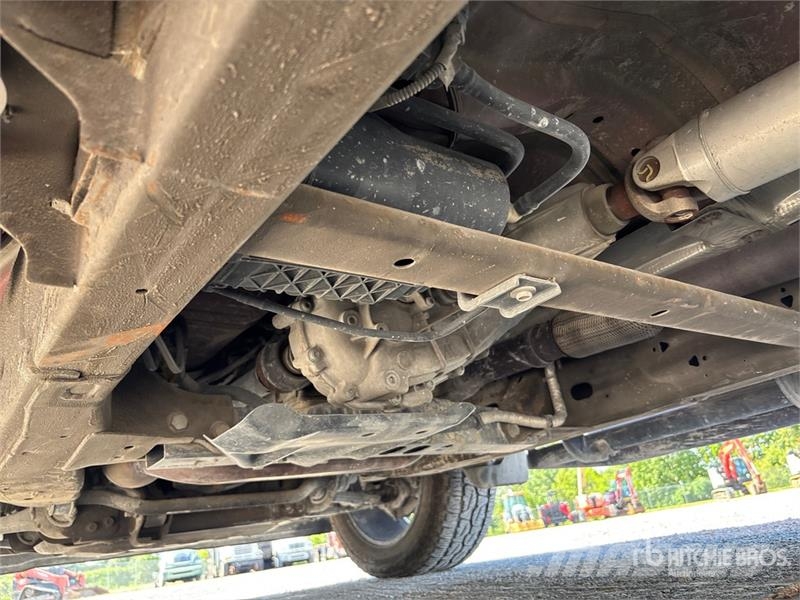 Chevrolet Silverado 1500 4x4 Crew Cab Pickup Egyéb