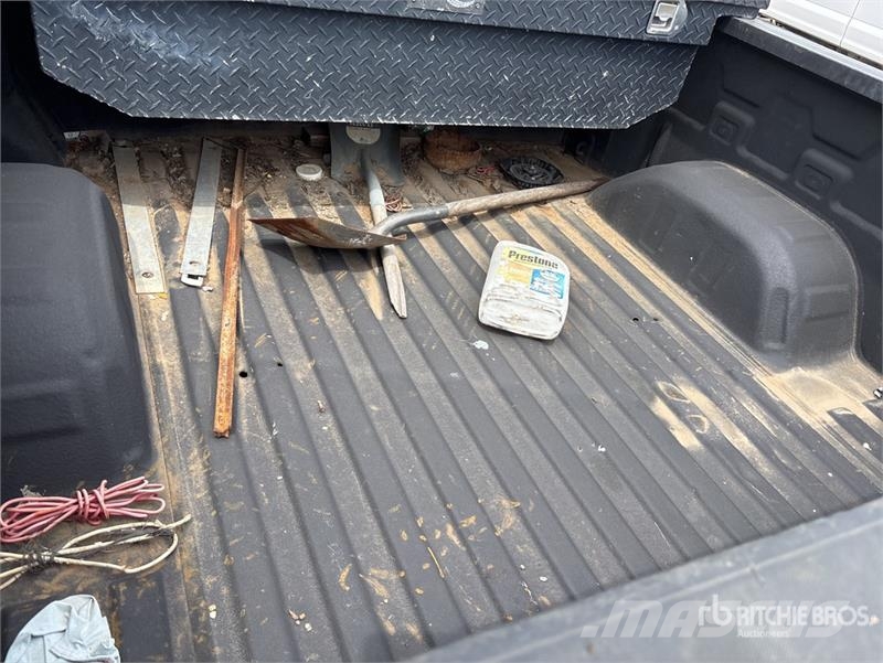Chevrolet Silverado 1500 4x4 Crew Cab Pickup Otros