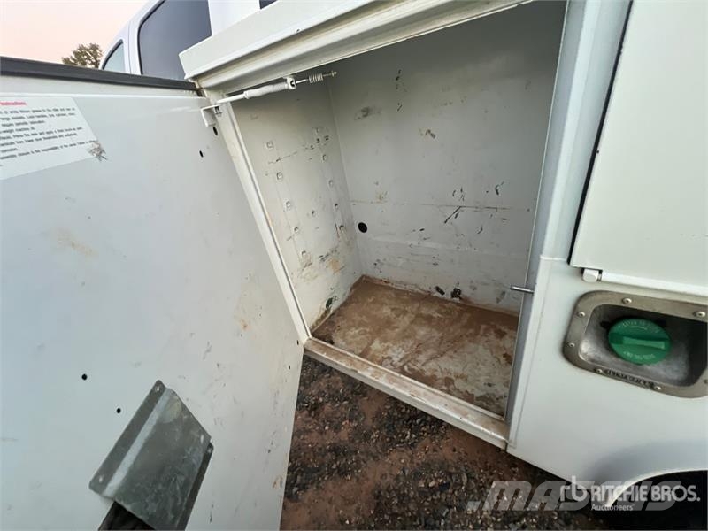 Chevrolet Silverado 1500 4x4 Crew Cab Utility Truck 皮卡.傳統半斗卡車/側卸板