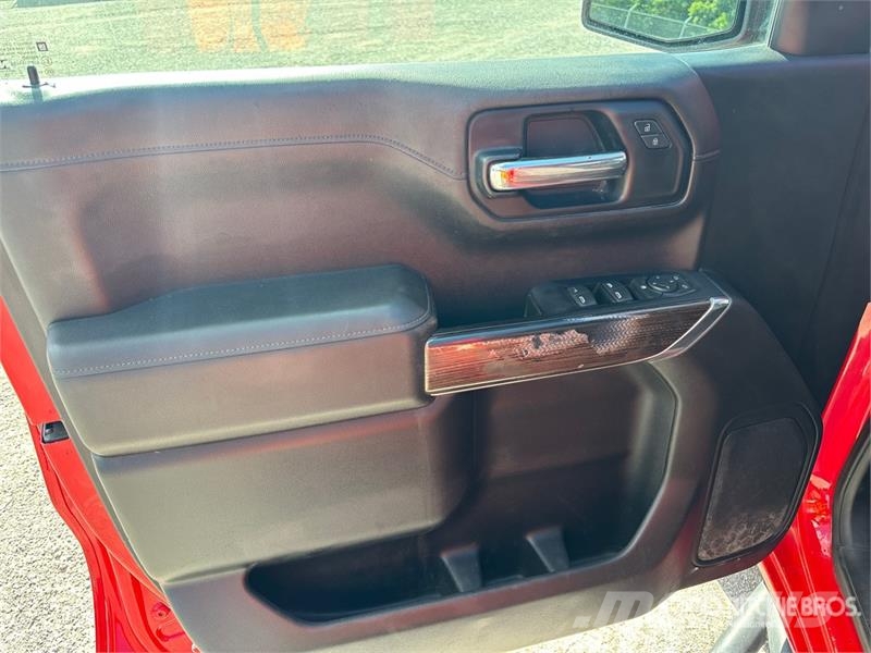 Chevrolet Silverado 1500 4x4 Crew Cab Pickup Egyéb