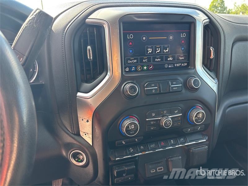 Chevrolet Silverado 1500 4x4 Crew Cab Pickup Egyéb