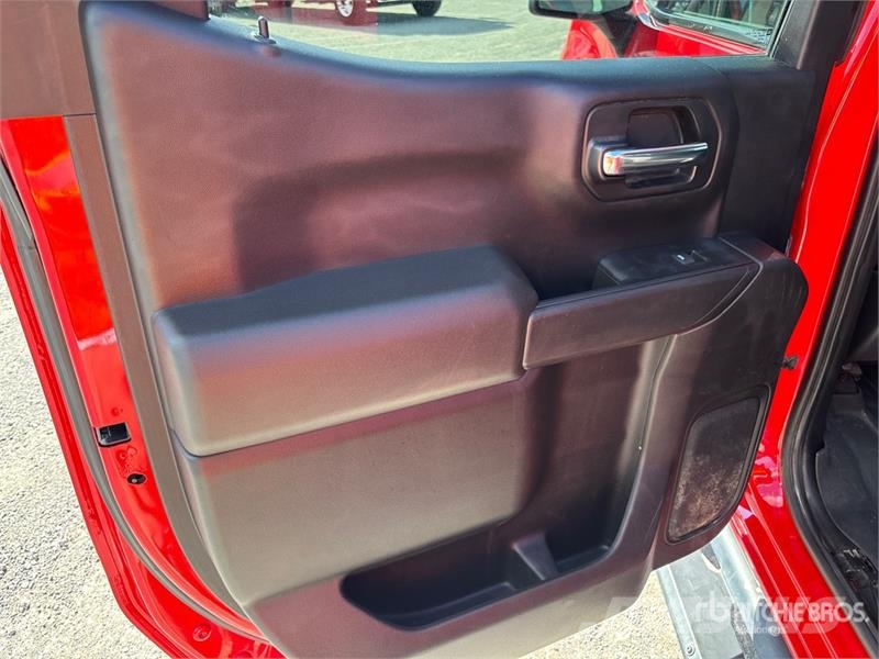 Chevrolet Silverado 1500 4x4 Crew Cab Pickup Egyéb