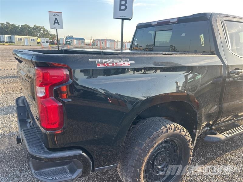 Chevrolet Silverado 1500 LT 4x4 Crew Cab Pickup Інше