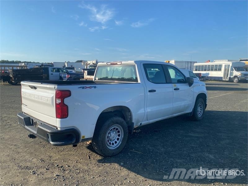 Chevrolet Silverado 1500 4x4 Crew Cab Pickup Další