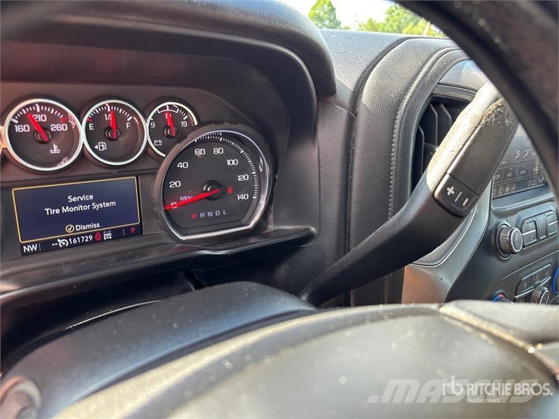 Chevrolet Silverado 1500 4x4 Crew Cab Pickup Egyéb