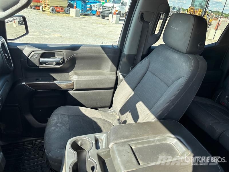 Chevrolet Silverado 1500 4x4 Crew Cab Pickup Egyéb