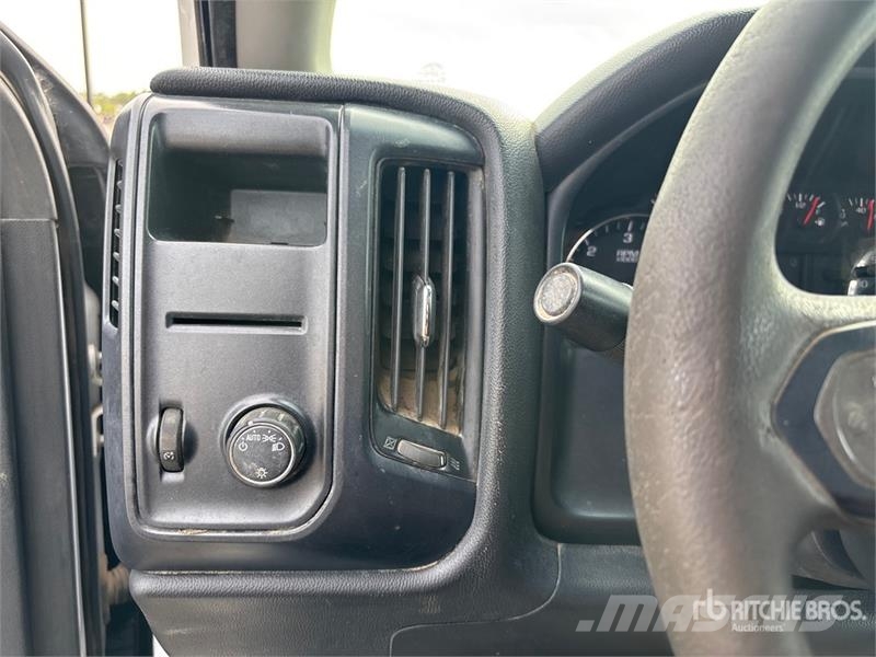Chevrolet Silverado 1500 4x4 Crew Cab Pickup その他
