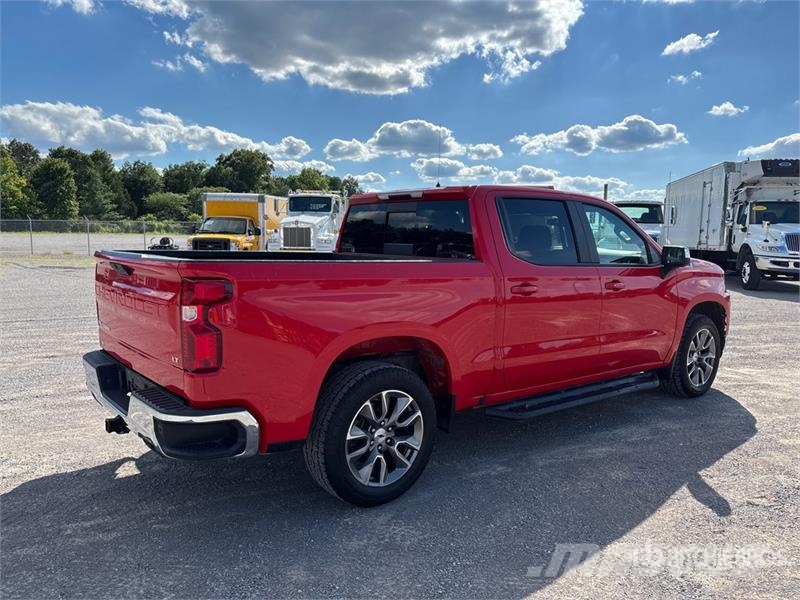 Chevrolet Silverado 1500 4x4 Crew Cab Pickup Egyéb