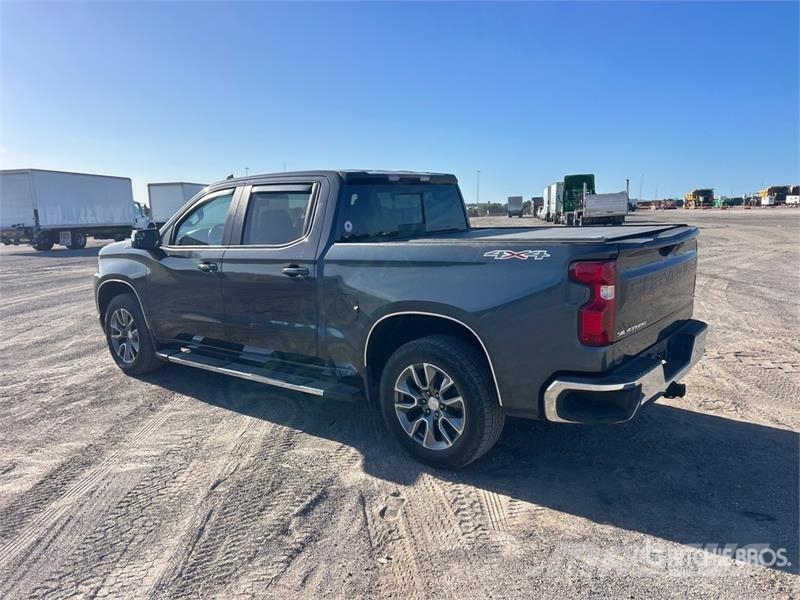 Chevrolet Silverado 1500 4x4 Crew Cab Pickup Övriga bilar