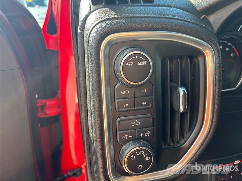 Chevrolet Silverado 1500 4x4 Crew Cab Pickup Egyéb
